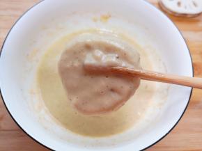 放进调好的炸糊里面裹上一层面糊。