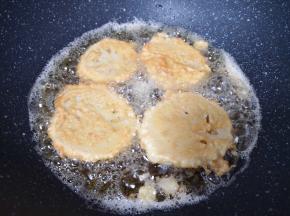 炒锅内倒多一点食用油烧热，放入做好的藕夹，中火炸制。