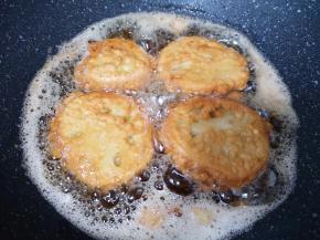 中间多次翻动，炸至两面金黄捞出即可。