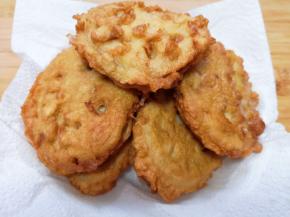 盘子里铺上厨房用纸，放上炸好的藕夹吸一下多余的油分。