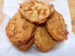 盘子里铺上厨房用纸，放上炸好的藕夹吸一下多余的油分。