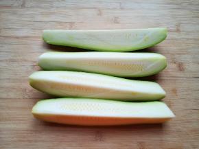 西葫芦洗干净对半再对半切开。