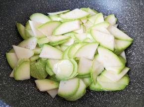 下入西葫芦片翻炒均匀。