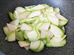 下入西葫芦片翻炒均匀。
