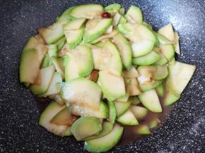 加入味极鲜酱油翻炒均匀。