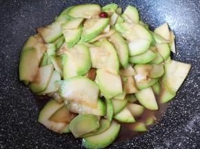 加入味极鲜酱油翻炒均匀。