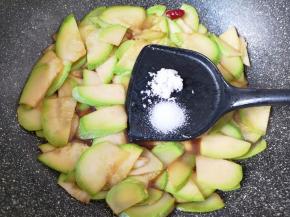 放糖和盐调味。