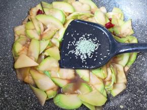 放蔬之鲜翻炒均匀。