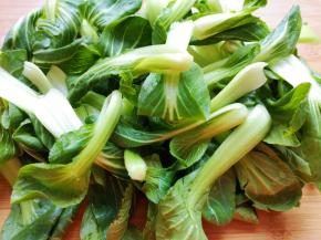 青菜清洗干净控一下水分。