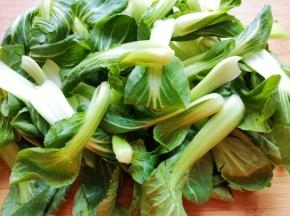 青菜清洗干净控一下水分。
