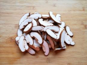 香菇洗干净切成片。