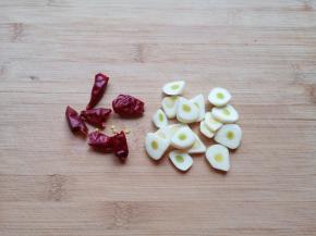 大蒜切成片，干红辣椒切成小段。