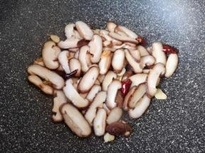 翻炒至变软。