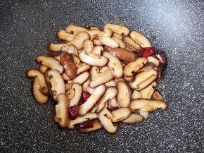 加入味极鲜酱油翻炒均匀。