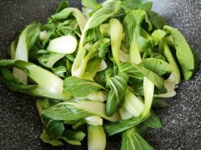 下入青菜翻炒均匀。