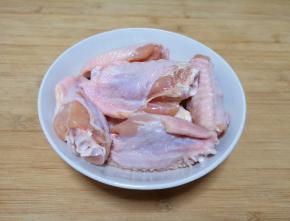 鸡中翅清洗干净。