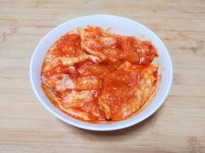 带上一次性手套抓匀，放入冰箱腌制一晚上，中间取出来给鸡翅“按摩”几次。