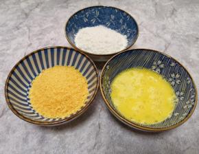 鸡蛋一个打散，准备好玉米淀粉和面包糠。