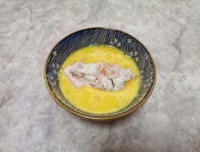 然后放入鸡蛋液里面浸泡几秒钟，沾满蛋液。