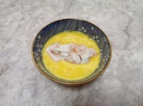 然后放入鸡蛋液里面浸泡几秒钟，沾满蛋液。