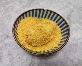 最后将沾满蛋液的鸡翅放入面包糠里面打个滚，沾满面包糠。