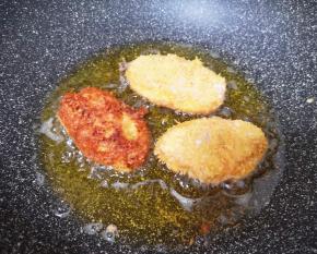 锅内倒入多一点的食用油烧至七成热，放入鸡翅中小火炸制，中间多次翻动，炸至金黄色捞出。