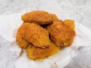 盘子里铺上厨房用纸，放上炸好的鸡翅，吸一下多余的油分。