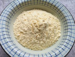 准备好玉米饺子粉。