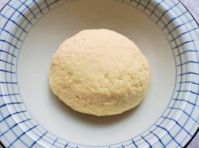 加入温水，先用筷子搅拌成絮状,再揉成面团，盖上保鲜膜饧半个小时。