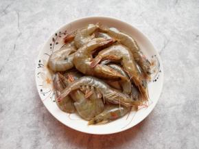 虾冲洗干净。