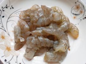 去壳剥出虾仁，挑出虾线清洗干净。