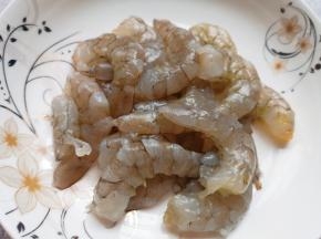 去壳剥出虾仁，挑出虾线清洗干净。