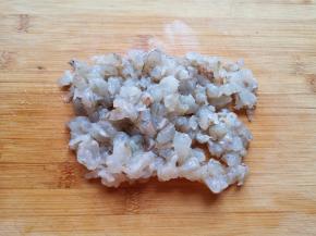 切成小丁备用。