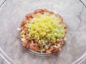放在肉馅上。