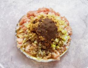 炒锅内倒适量的食用油烧热，浇在十三香上面激出香味。