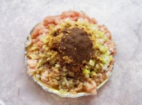 炒锅内倒适量的食用油烧热，浇在十三香上面激出香味。
