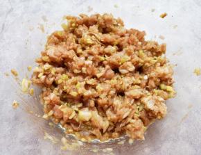 搅拌均匀，让肉馅静置一会儿备用。