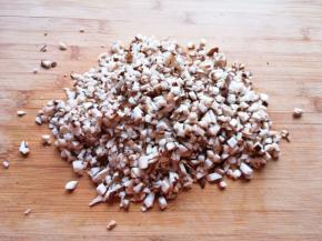 香菇洗干净切碎。