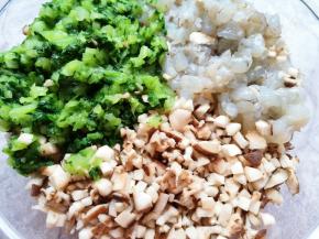 青菜洗干净焯一下水，过凉水攥去多余的水分剁碎，和香菇虾仁一起放进肉馅里搅拌均匀。