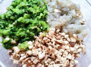 青菜洗干净焯一下水，过凉水攥去多余的水分剁碎，和香菇虾仁一起放进肉馅里搅拌均匀。