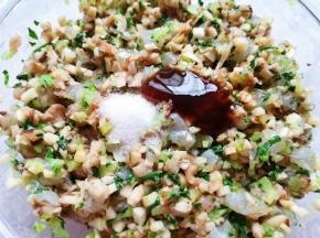 放味极鲜酱油、香油、蚝油和盐，搅拌均匀。