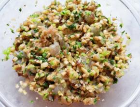 香菇虾仁饺子馅完成。