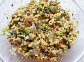 香菇虾仁饺子馅完成。