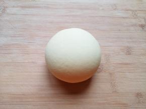 饧好的饺子面团揉光。