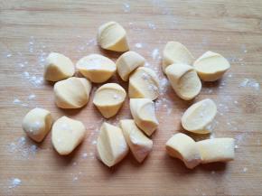 搓成长条，切成大小一致的小剂子。