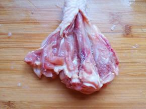 再用剪刀从中间剪开。