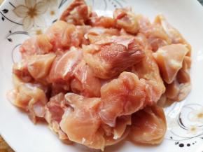 去掉骨头，将鸡腿肉切成小块。