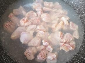 锅内放水，将鸡腿肉凉水入锅，烧开以后关火，捞出鸡腿肉冲洗干净备用。