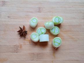 准备好八角，大葱切成段。