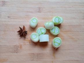 准备好八角，大葱切成段。